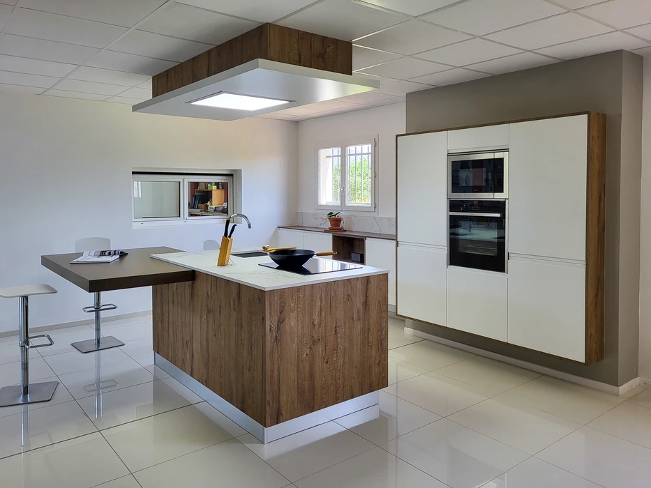 Cuisine moderne avec îlot central dans un intérieur contemporain