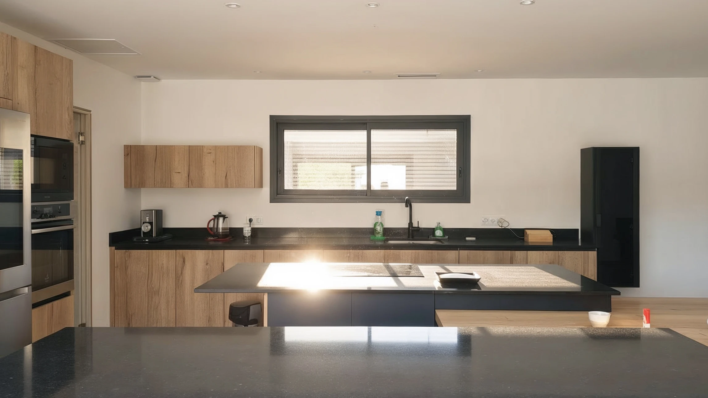 Cuisine moderne avec lave-vaisselle encastrable ouvert r&eacute;v&eacute;lant l'int&eacute;rieur