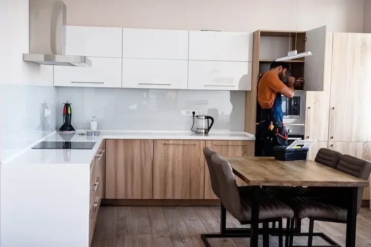 Scène d'intérieur moderne avec trois professionnels en réunion conseil autour d'une table basse