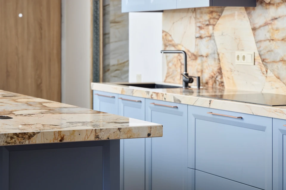 Cuisine moderne avec évier encastré noir mat de forme rectangulaire, robinet mitigeur noir à bec haut pivotant