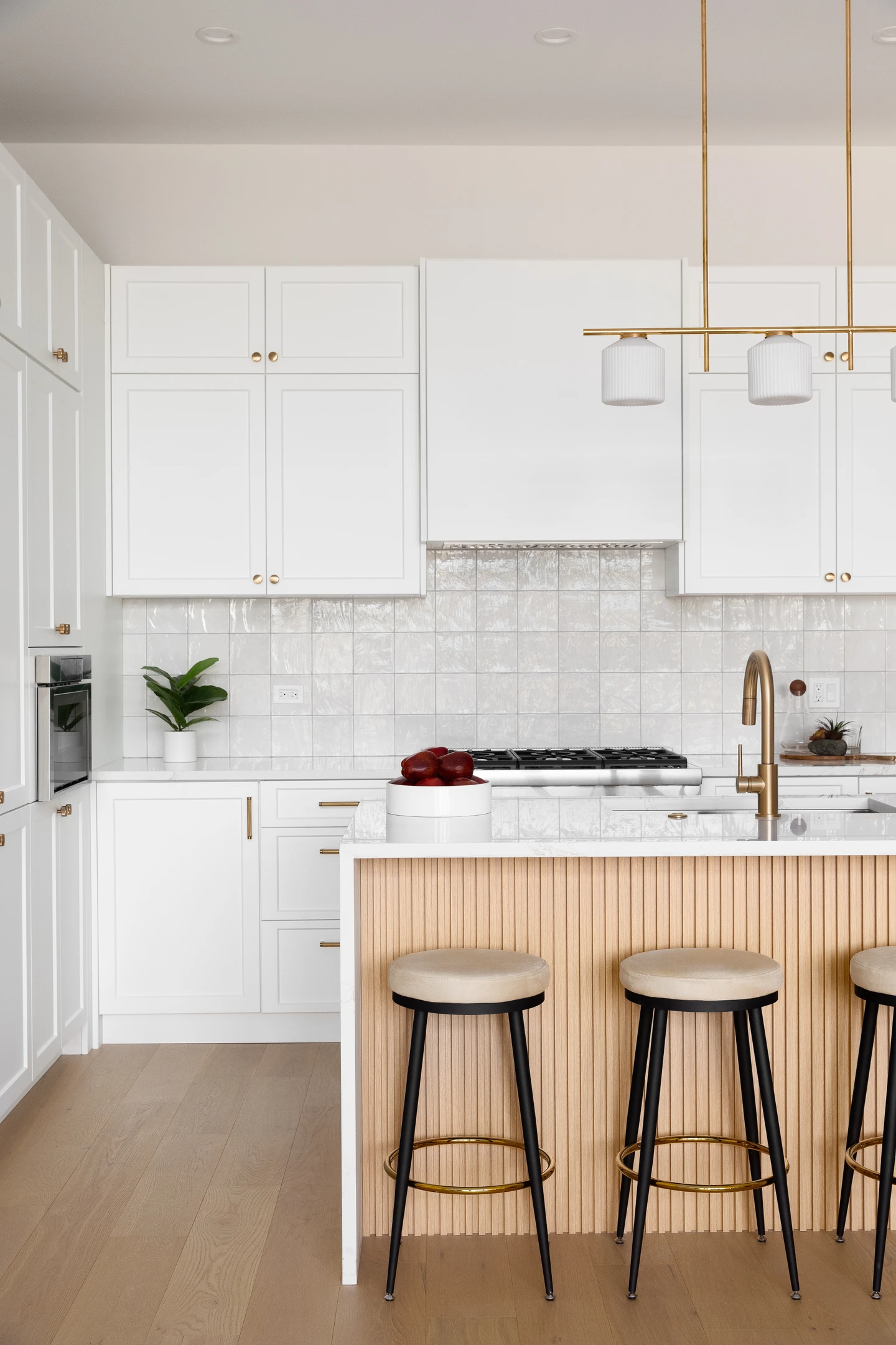 Cuisine moderne d'exposition avec îlot central et aménagement en L