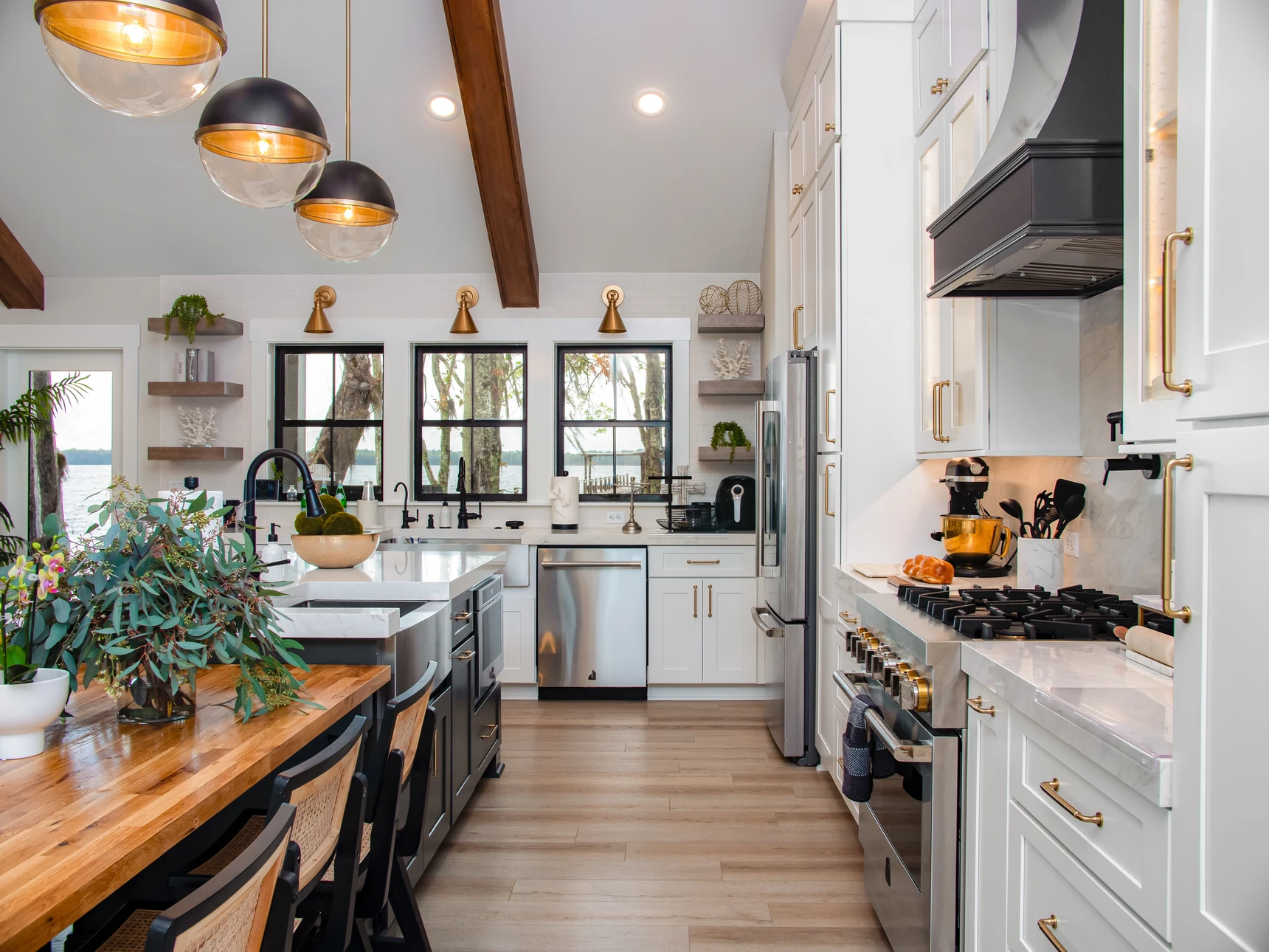 Intérieur cuisine moderne, mains installant tiroir meuble bas avec tournevis rouge