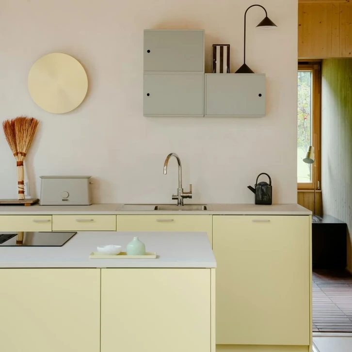 Cuisine moderne en cours de rénovation avec plan de travail blanc et évier encastré rectangulaire